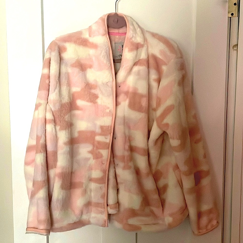 Cozy , faux Sherpa light weight coat made by Isaac Mizrahi for QVC - Picture 2 of 4